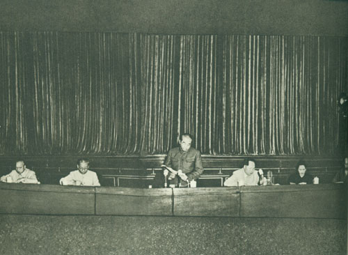 1953年9月12日，彭德怀在中央人民政府委员会举行的第二十四次会议上作《关于志愿军抗美援朝工作的报告》。主席台上左起：李济深、刘少奇、彭德怀、毛泽东、宋庆龄、张澜。