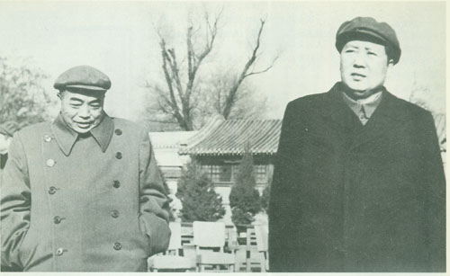 1954年，彭德怀和毛泽东在中南海怀仁堂后草坪