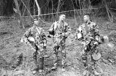 杜占龙(中)带领排雷小队完成排雷任务走下雷场。陆苏宁 摄