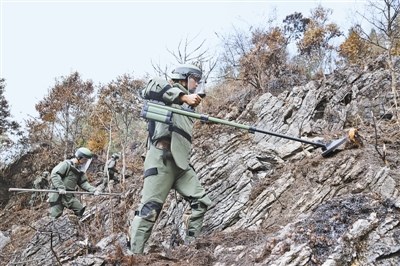 中国扫雷兵交接雷区独有仪式：手挽手走遍角落