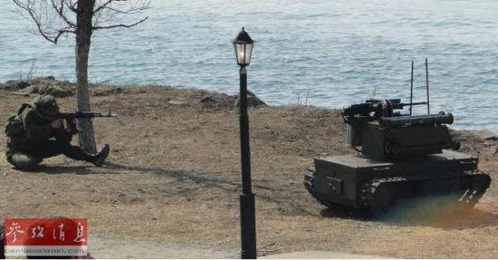 　　资料图：俄军&ldquo;平台&rdquo;-M战斗机器人与步兵协同作战演练。