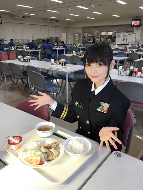 海自真会玩:美女动漫声优进航空基地体验生活