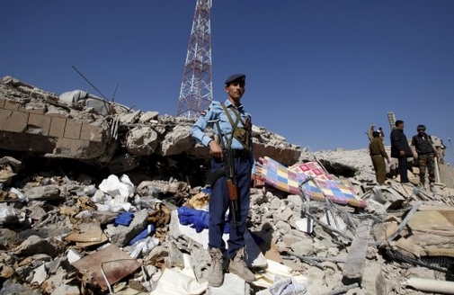 当地时间2016年1月18日,也门萨那,由沙特为首的阿拉伯联军的空袭炸毁了也门萨那的一处警用建筑,造成至少20人遇难,约15人受伤。