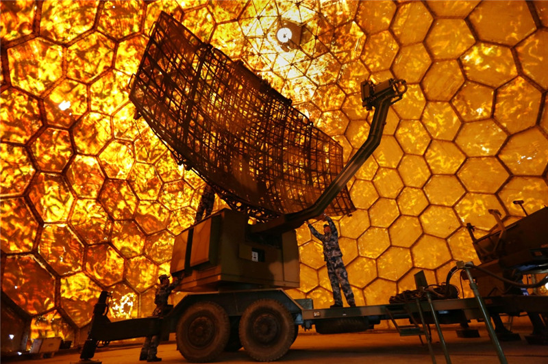 2月2日，空军驻藏某雷达站雷达官兵在防风罩内维护雷达装备。刘畅 摄