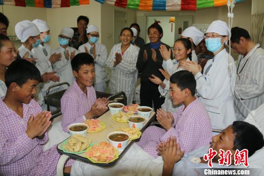 解放军第302医院“门巴”陪藏族患儿过新年