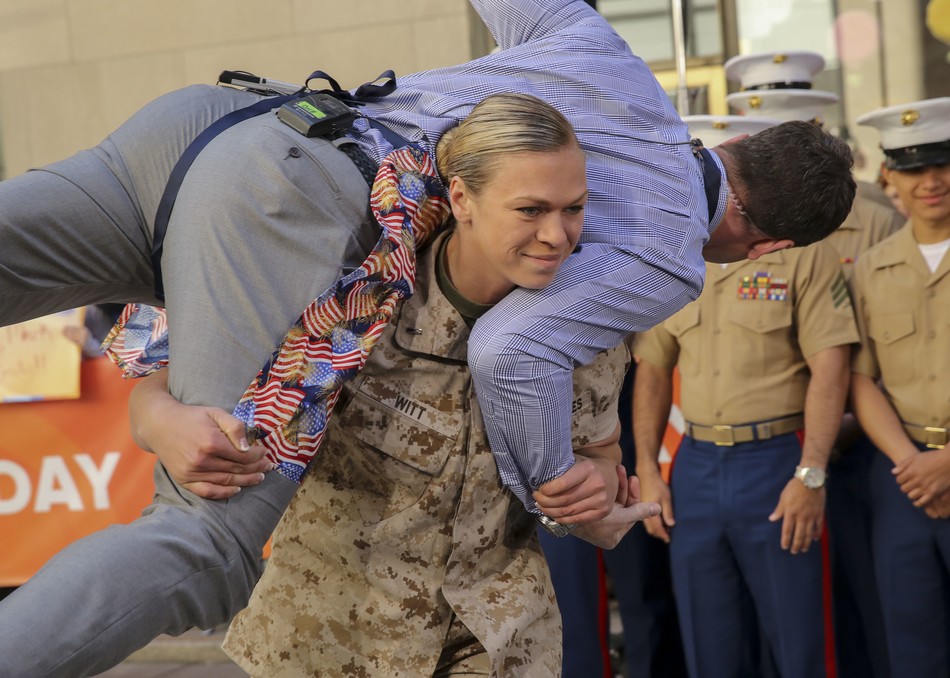 在美国&ldquo;舰队周&rdquo;里，来自美国海军陆战队的士兵们也举行了一系列的庆祝活动。在一次竞技比赛中，来自海军陆战队的女军官就毫不示弱，轻松扛起一名前来参加活动的新闻记者跑了起来。