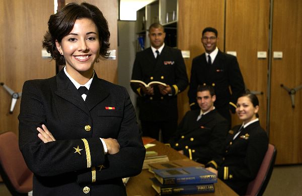 在美国&ldquo;舰队周&rdquo;里，来自美国海军陆战队的士兵们也举行了一系列的庆祝活动。在一次竞技比赛中，来自海军陆战队的女军官就毫不示弱，轻松扛起一名前来参加活动的新闻记者跑了起来。