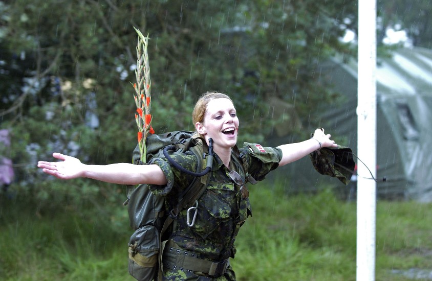 在美国&ldquo;舰队周&rdquo;里，来自美国海军陆战队的士兵们也举行了一系列的庆祝活动。在一次竞技比赛中，来自海军陆战队的女军官就毫不示弱，轻松扛起一名前来参加活动的新闻记者跑了起来。