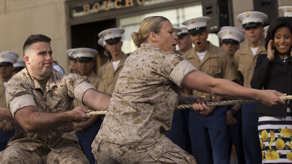 在美国&ldquo;舰队周&rdquo;里，来自美国海军陆战队的士兵们也举行了一系列的庆祝活动。在一次竞技比赛中，来自海军陆战队的女军官就毫不示弱，轻松扛起一名前来参加活动的新闻记者跑了起来。