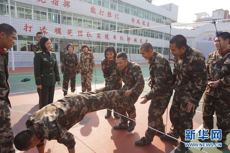 穿越电网心理拓展游戏加强边防官兵团队合作