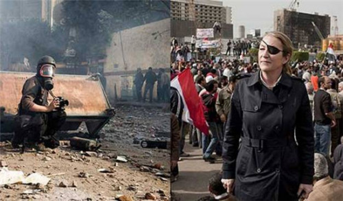 美国著名战地女记者科尔文(右)。