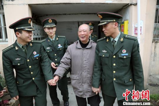 陆军军官学院：学员与孤寡老人认亲帮扶