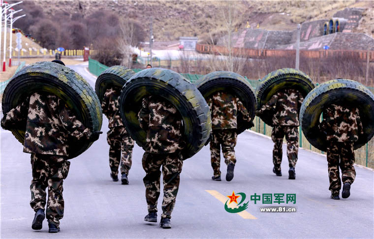 官兵们背着轮胎进行体能训练