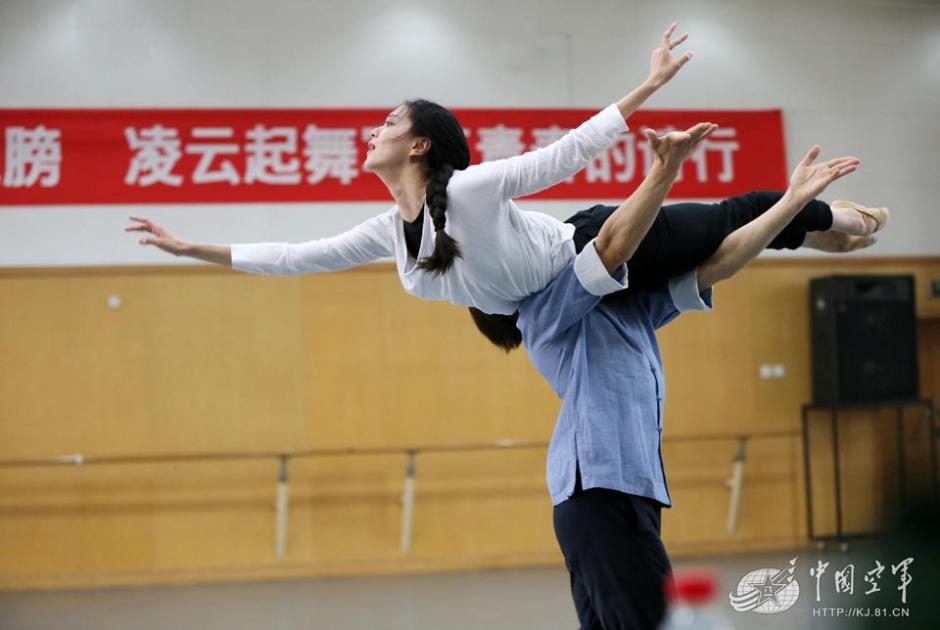 空政文工团年度业务大考 歌舞演奏真精彩