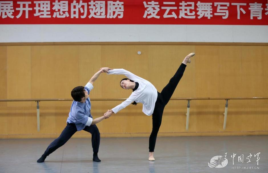 空政文工团年度业务大考 歌舞演奏真精彩