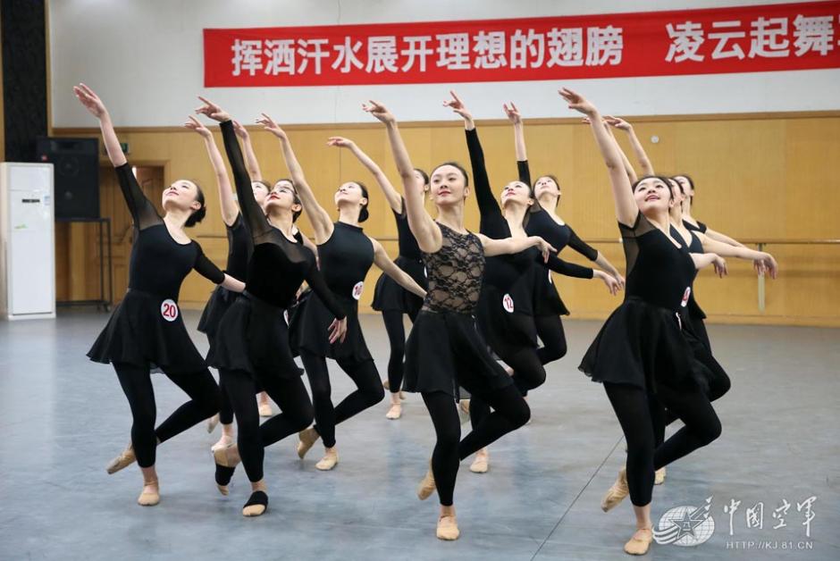 空政文工团年度业务大考 歌舞演奏真精彩