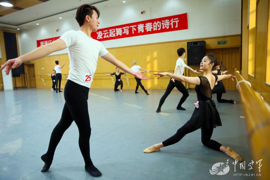 空政文工团年度业务大考 歌舞演奏真精彩