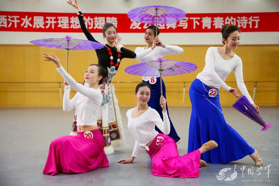 空政文工团年度业务大考 歌舞演奏真精彩