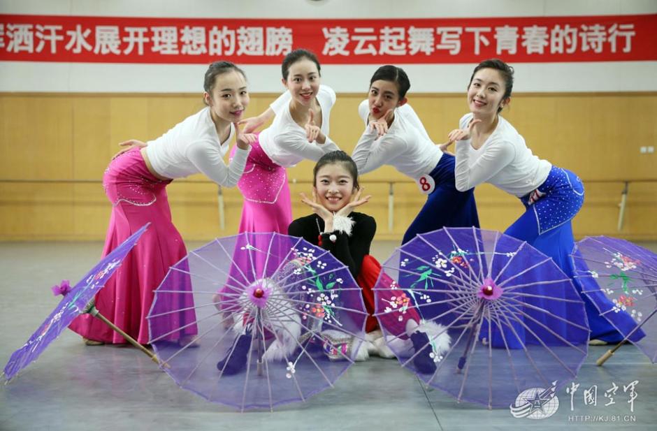 空政文工团年度业务大考 歌舞演奏真精彩