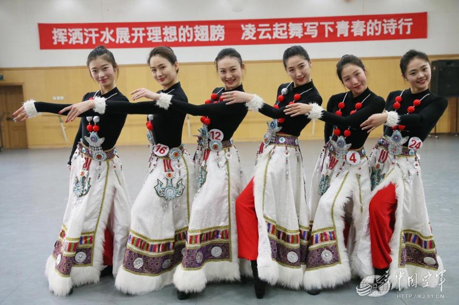 空政文工团年度业务大考 歌舞演奏真精彩