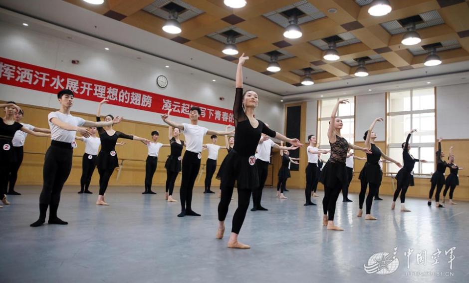 空政文工团年度业务大考 歌舞演奏真精彩