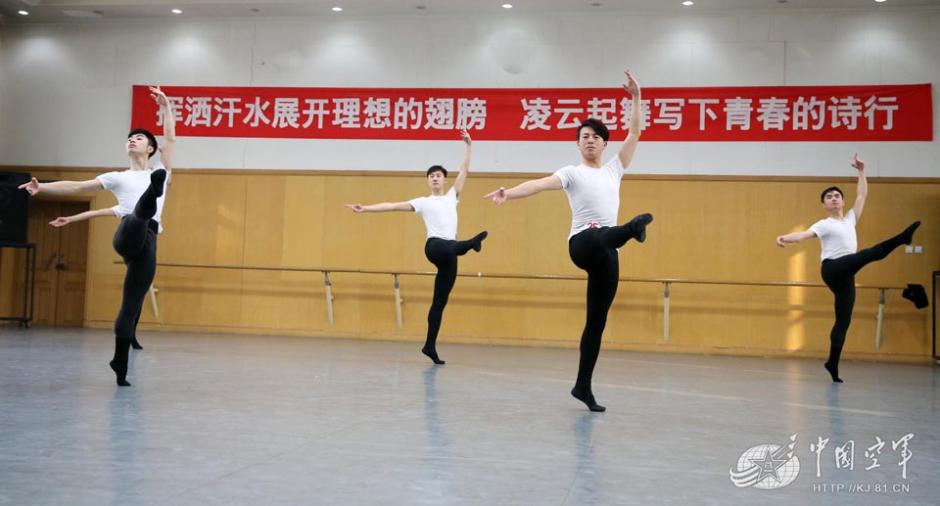 空政文工团年度业务大考 歌舞演奏真精彩