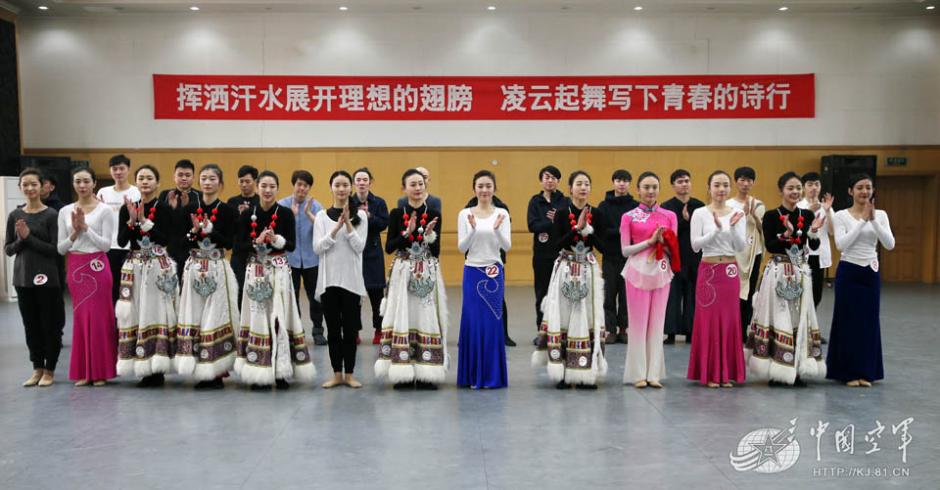 空政文工团年度业务大考 歌舞演奏真精彩