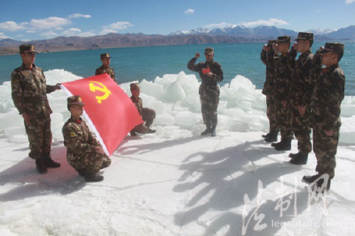 向党旗宣誓 迎改革考验--西藏班公湖边防派出所