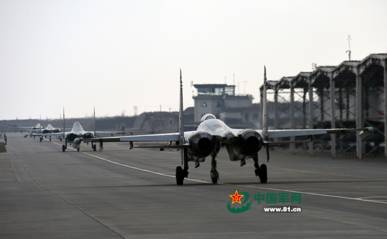 西部战区歼11进行自由空战训练 这画面太壮观