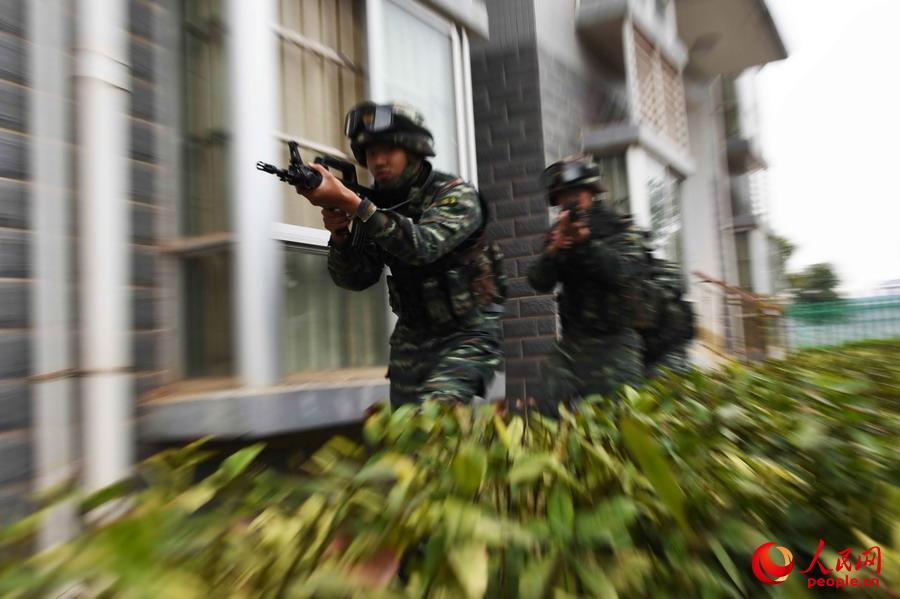 城市居民区上演反恐精英 拐弯枪上阵