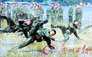 广州武警咋练胆？深夜独自前往墓地抄碑文（图）