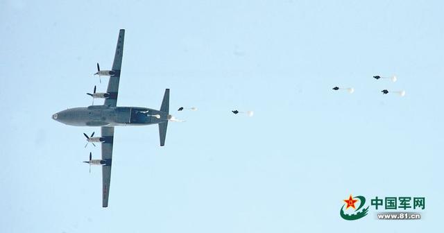 空降兵集群伞降采取双路离机 耗时段速度快
