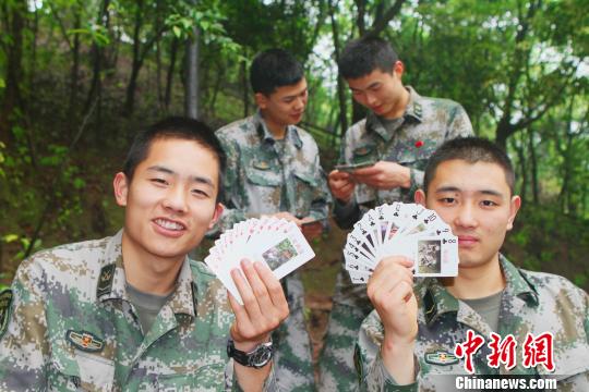 解放军第13集团军：战士训练酷照印上扑克牌（图）