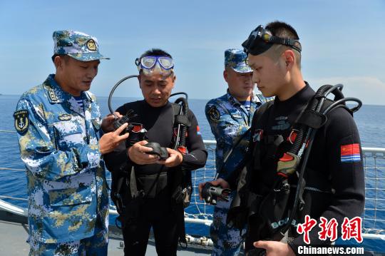 海军第二十二批护航编队组织船体水下探摸