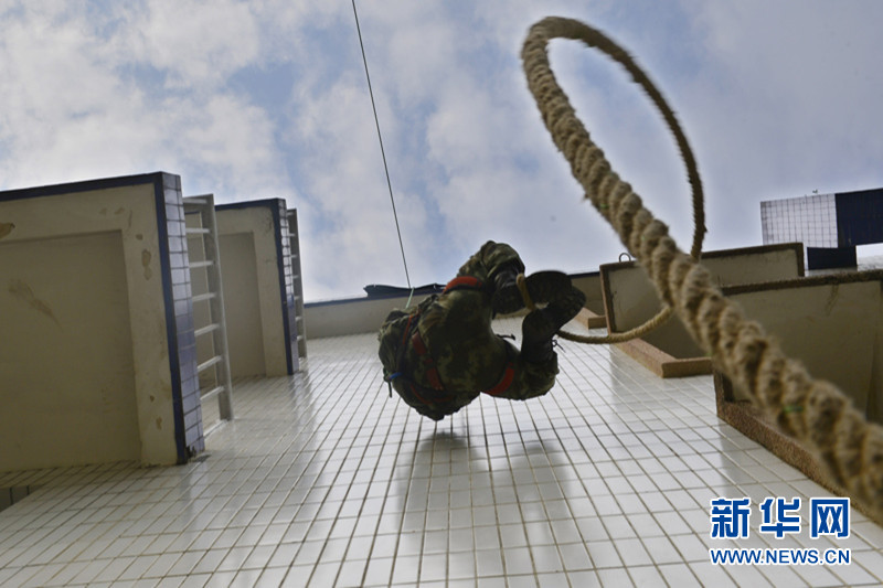 攀登:看边防武警如何爬楼翻墙