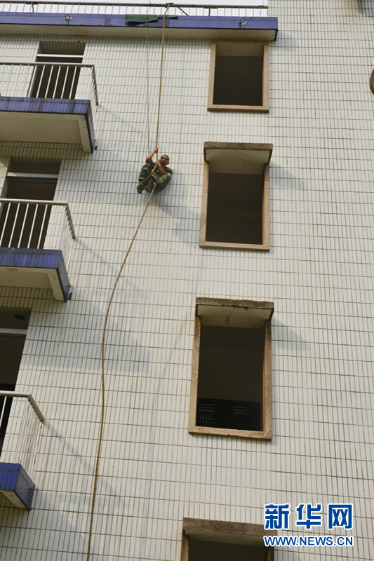 攀登:看边防武警如何爬楼翻墙