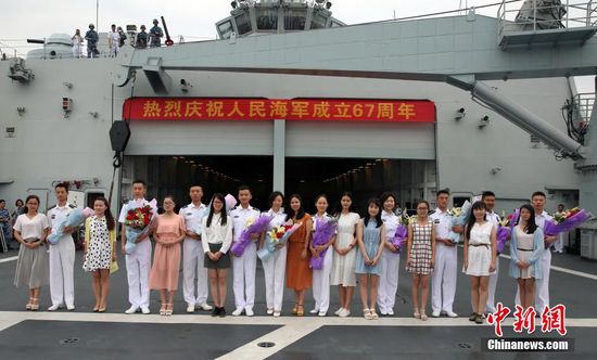 来自湛江岭南师范学院等5所高校的学生代表们，向井冈山舰官兵献花。