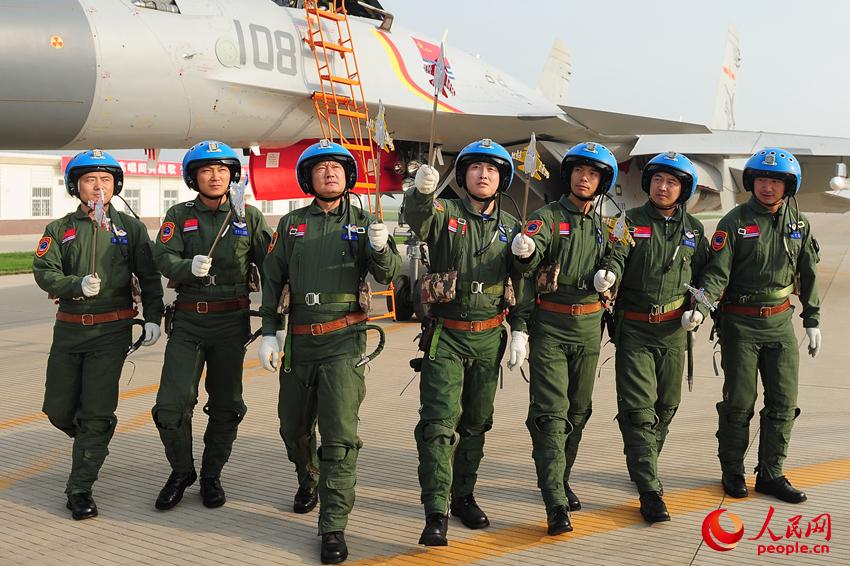 戴明盟带领参加阅兵的歼-15舰载战斗机飞行员进行地面模拟训练。胡锴冰摄