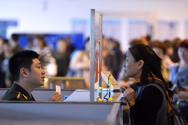 辽宁大连边检站五一假日期间坚守岗位