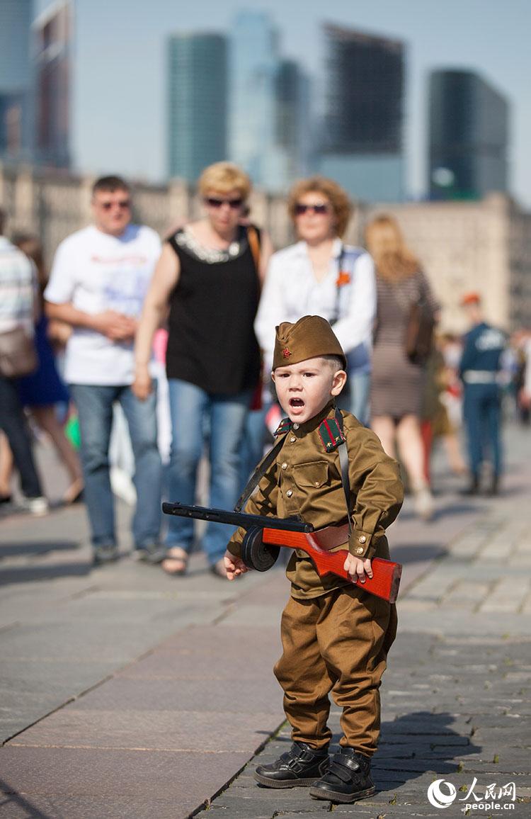 身着二战苏式军服的儿童（人民网记者 屈海齐 摄）