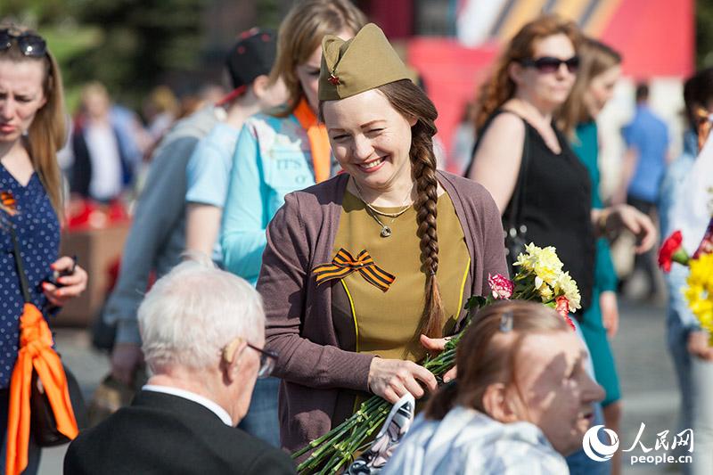 向老兵献花的女孩（人民网记者 屈海齐 摄）