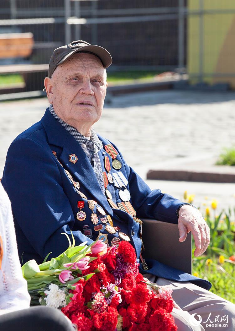 胸前佩戴着勋章的老战（人民网记者 屈海齐 摄）
