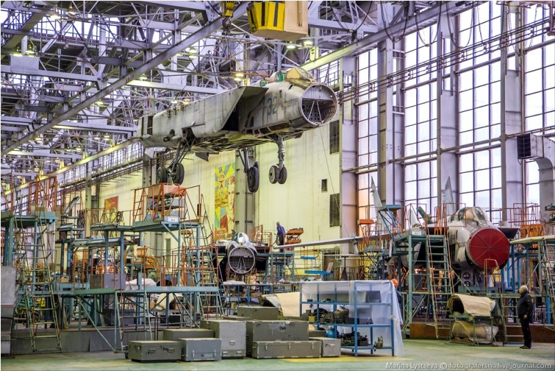 探秘米格-31截击机改装车间 墙挂苏联宣传画