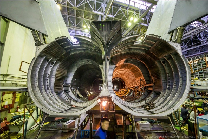 探秘米格-31截击机改装车间 墙挂苏联宣传画