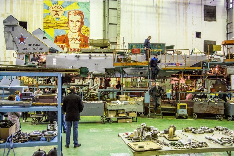 探秘米格-31截击机改装车间 墙挂苏联宣传画