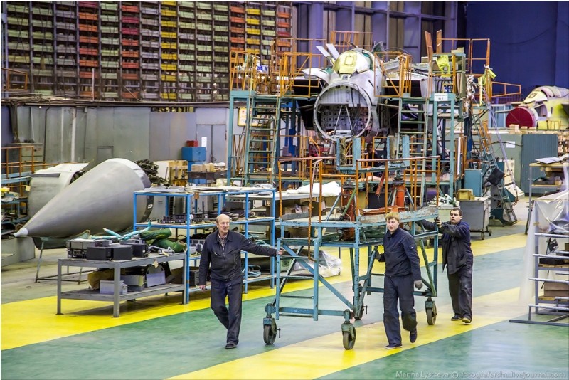 探秘米格-31截击机改装车间 墙挂苏联宣传画