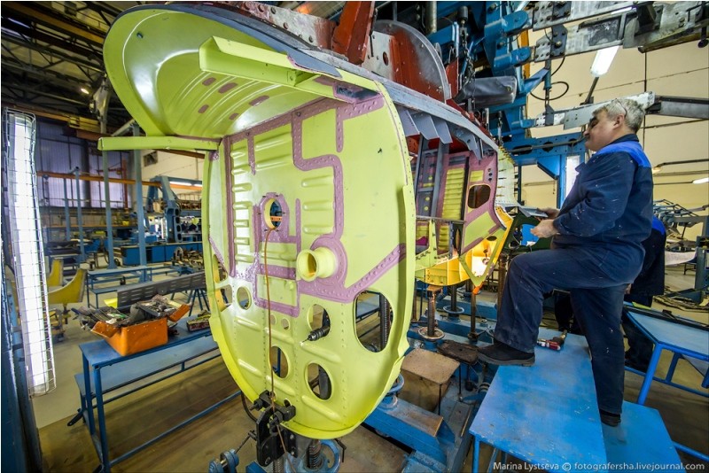 探秘米格-31截击机改装车间 墙挂苏联宣传画