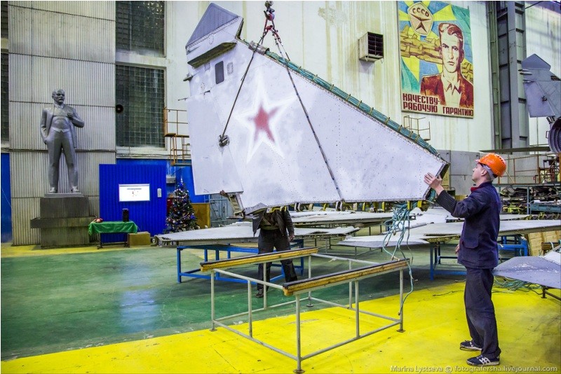 探秘米格-31截击机改装车间 墙挂苏联宣传画