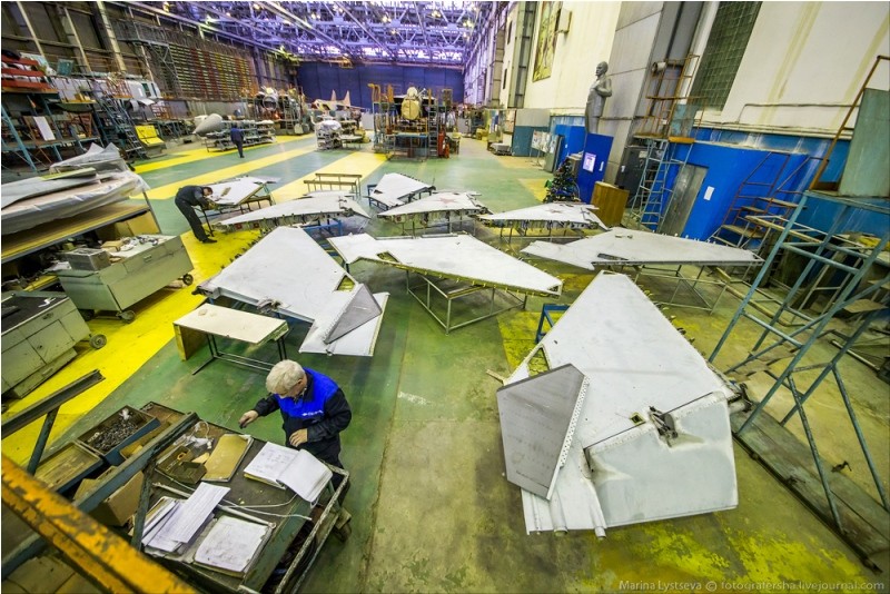 探秘米格-31截击机改装车间 墙挂苏联宣传画