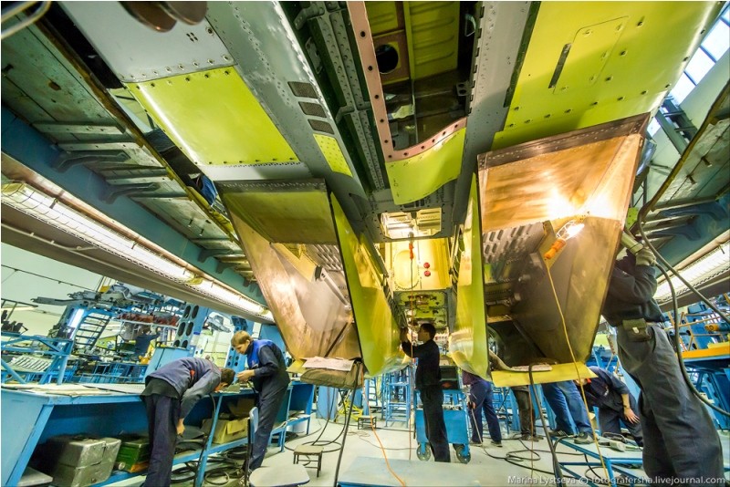 探秘米格-31截击机改装车间 墙挂苏联宣传画